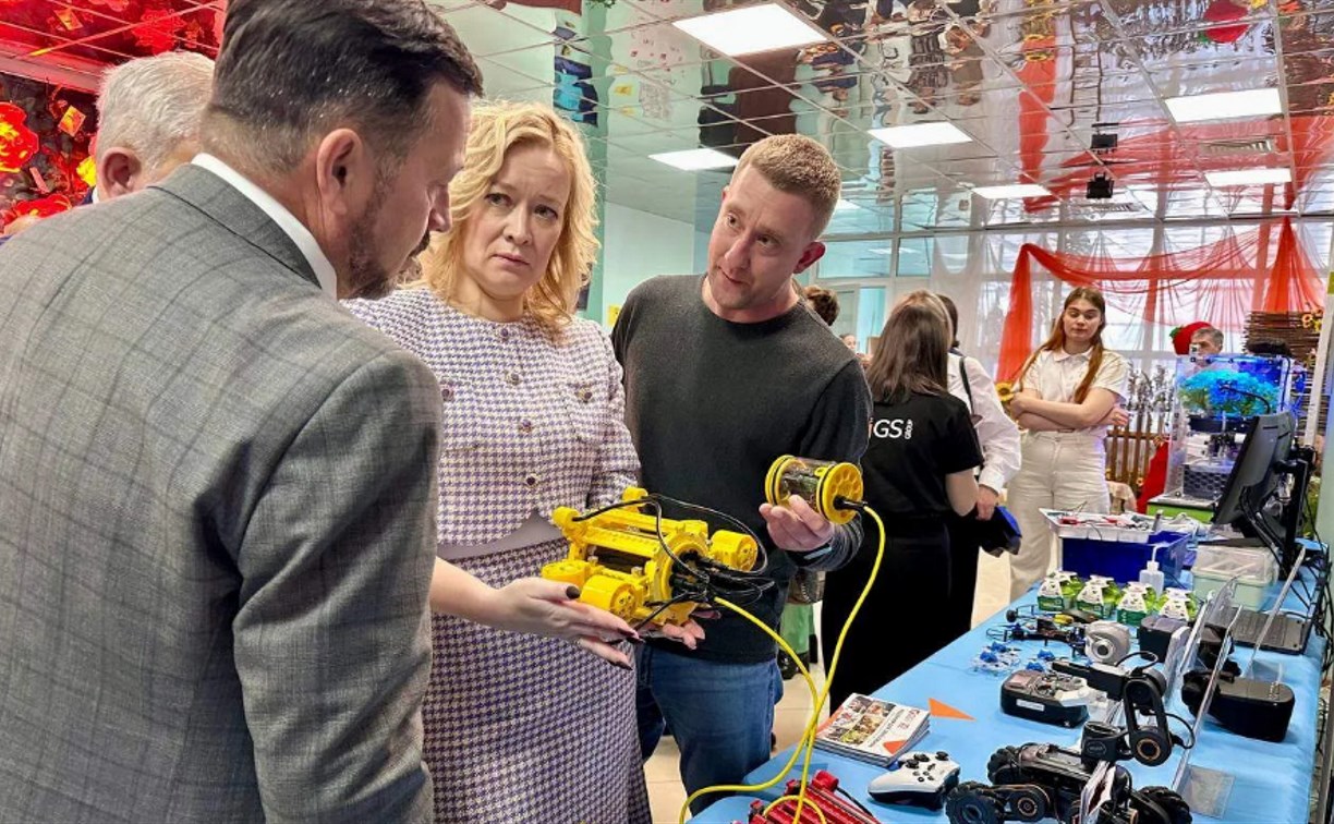 "Слово сельского учителя имеет особый вес": на Сахалине стартовал форум "Учителями славится село"