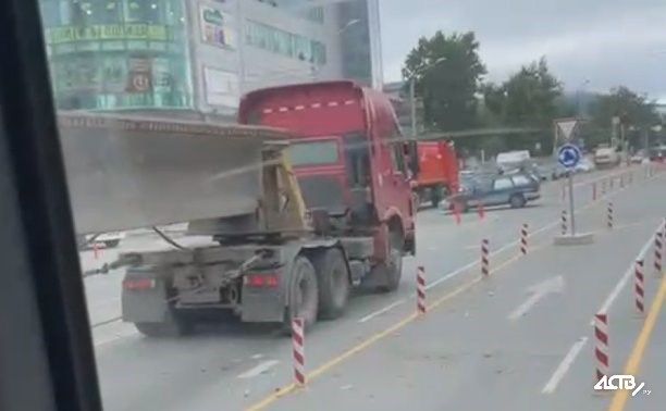 На Сахалинской из-за новых колец встала ещё одна фура
