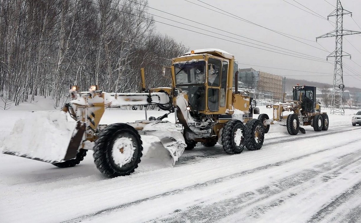 Около 140 машин чистят дороги Южно-Сахалинска от снега
