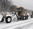 Около 140 машин чистят дороги Южно-Сахалинска от снега