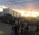 Микроавтобус опрокинулся при столкновении с бензовозом в Луговом