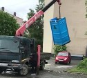 Ушла "эпоха": забытый на полтора года биотуалет вывезли со двора в Южно-Сахалинске