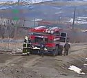 Горящую хозпостройку потушили пожарные в Новотроицком
