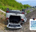 Пострадала автомобилистка: кроссовер врезался в ограждение и перевернулся в Курильском районе