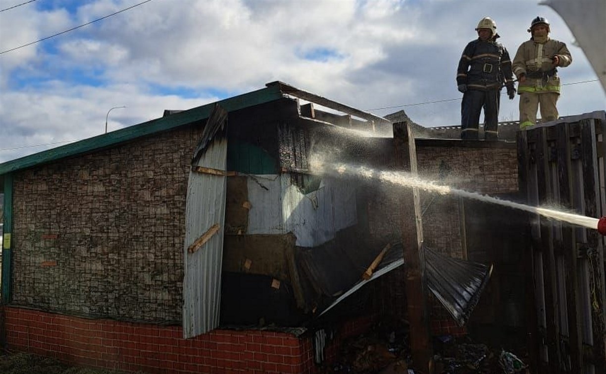 Субботним утром на Сахалине едва не сгорел магазин