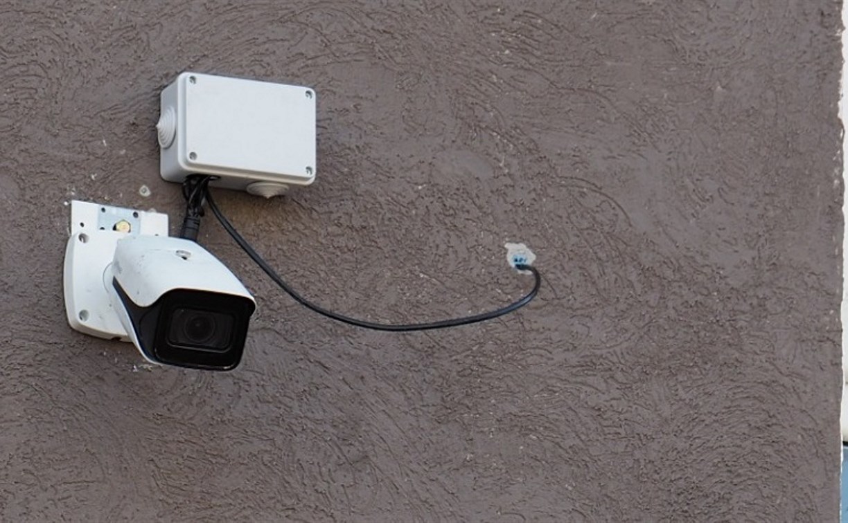 Камеры видеонаблюдения устанавливают во дворах Корсакова