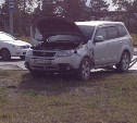 Внедорожник врезался в дорожное ограждение в результате ДТП в Южно-Сахалинске 