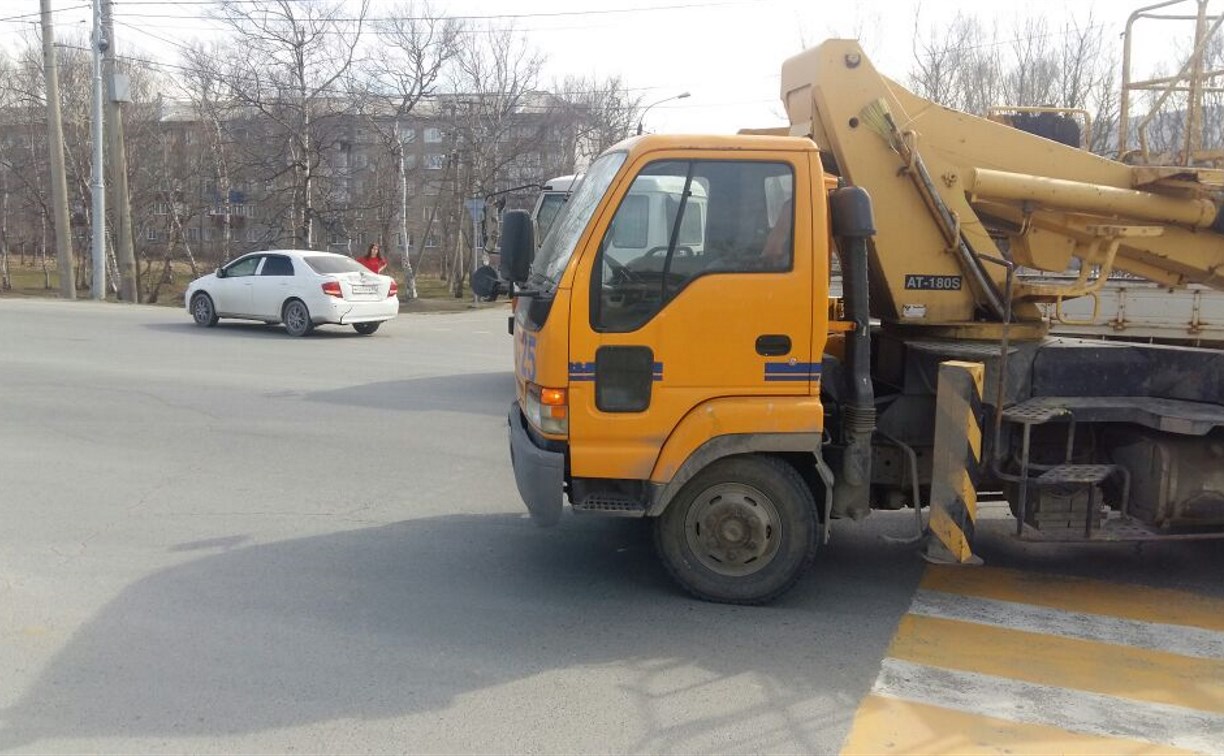 Автовышка врезалась в седан на пешеходном переходе в Южно-Сахалинске -  Новости Сахалинской области. Происшествия – Фотогалерея, фото 3 - astv.ru