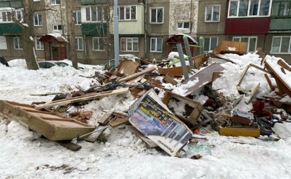 Детскую площадку в Южно-Сахалинске завалили горой старой мебели