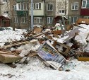 Детскую площадку в Южно-Сахалинске завалили горой старой мебели