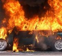 В сахалинском селе загорелся один автомобиль, затем пламя перекинулось на второй 