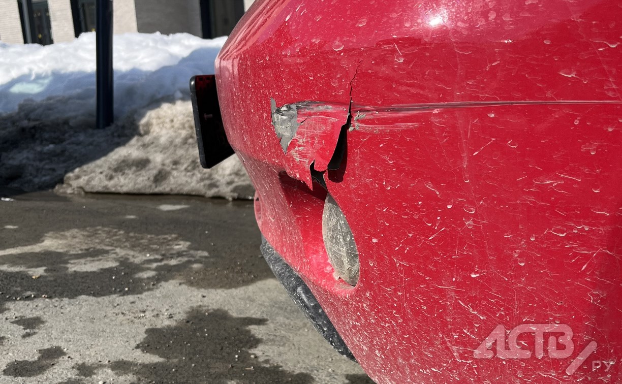 Неизвестный столкнулся с Toyota Ist и скрылся с места ДТП в Южно-Сахалинске