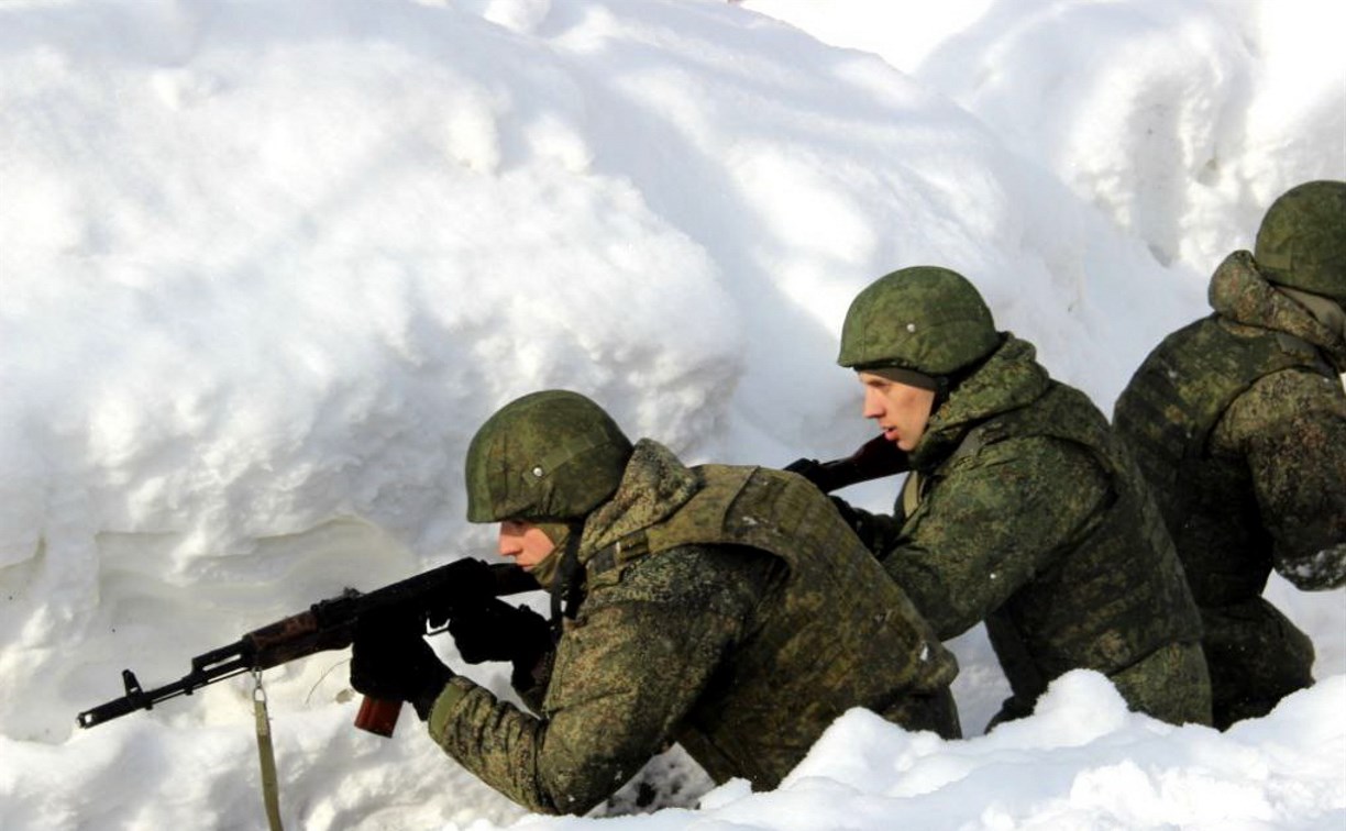 Военнослужащие ВВО на Сахалине тренируются захватывать окопы противника