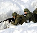 Военнослужащие ВВО на Сахалине тренируются захватывать окопы противника