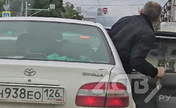 В Южно-Сахалинске мужчина с ножом напал на семейную пару в автомобиле