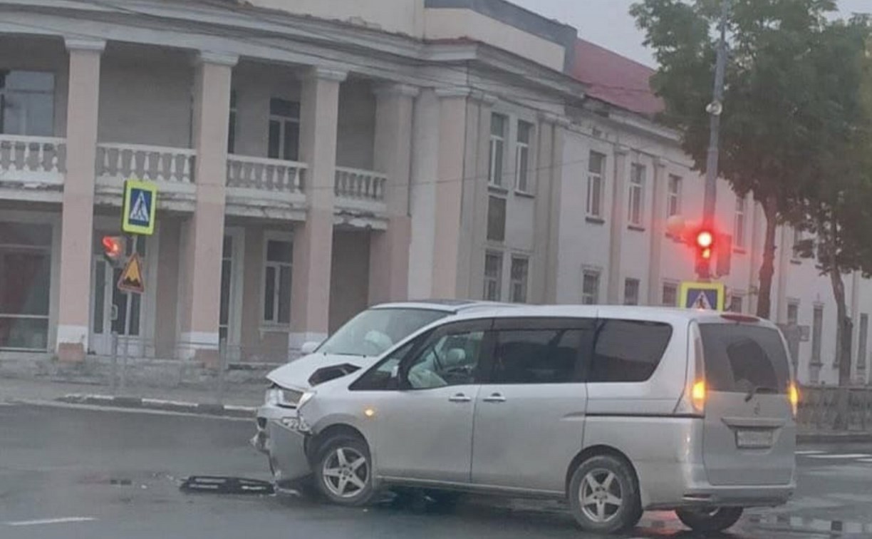На пустой улице в Южно-Сахалинске произошло ДТП