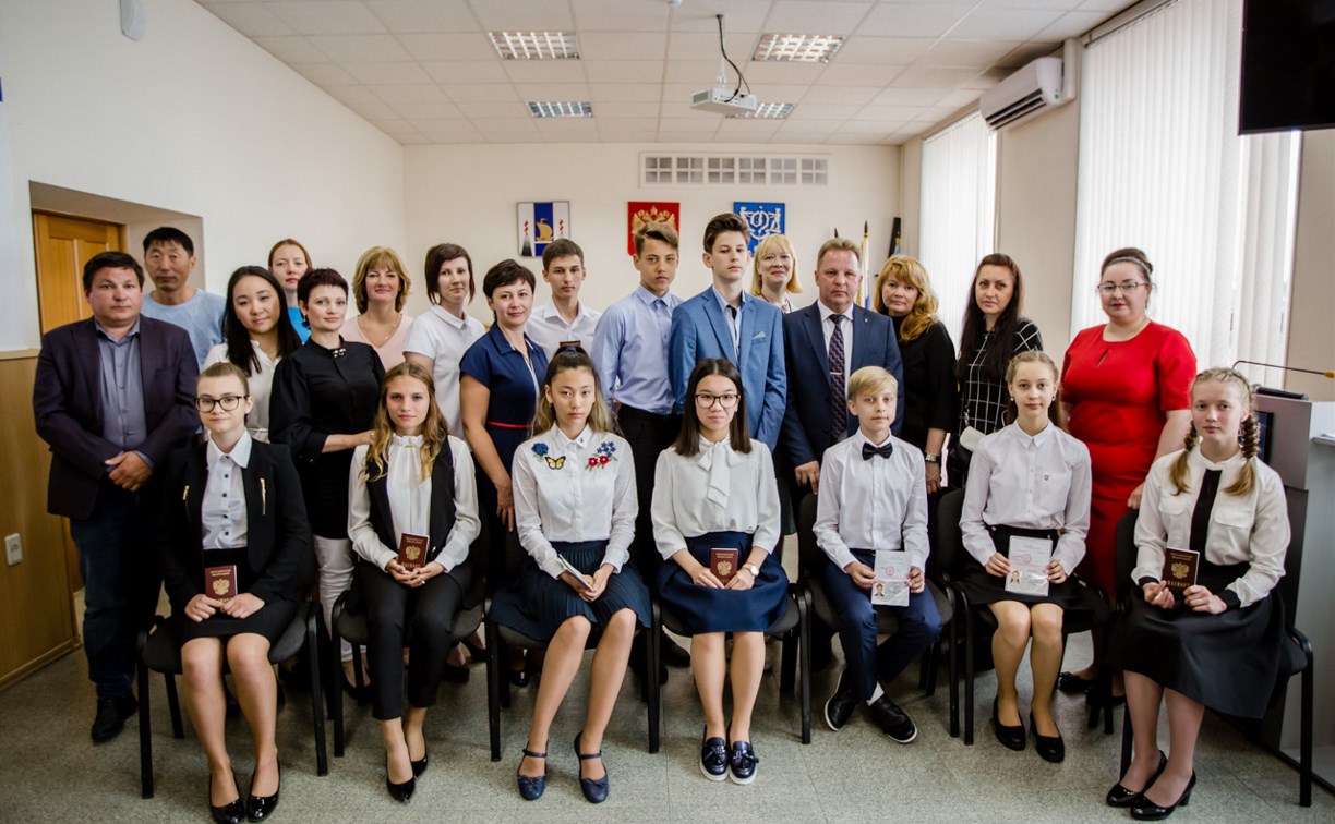 В  День России школьникам Южно-Сахалинска вручили паспорта 