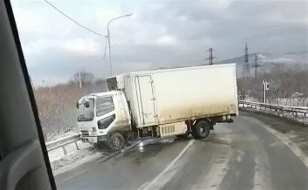 Грузовик врезался в дорожное ограждение в Южно-Сахалинске