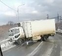 Грузовик врезался в дорожное ограждение в Южно-Сахалинске