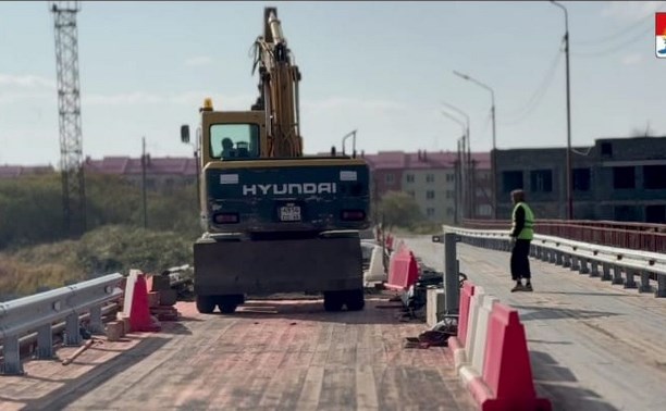 В Томаринском районе восстанавливают мост через протоку Рудановского