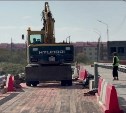 В Томаринском районе восстанавливают мост через протоку Рудановского