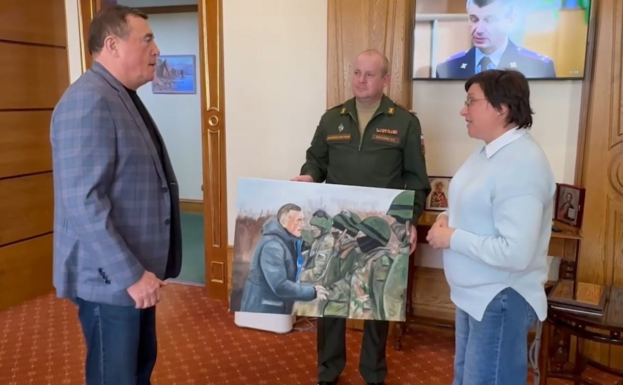 Штурмовик и бывший учитель рисования написал картину для губернатора Сахалина прямо на Донбассе
