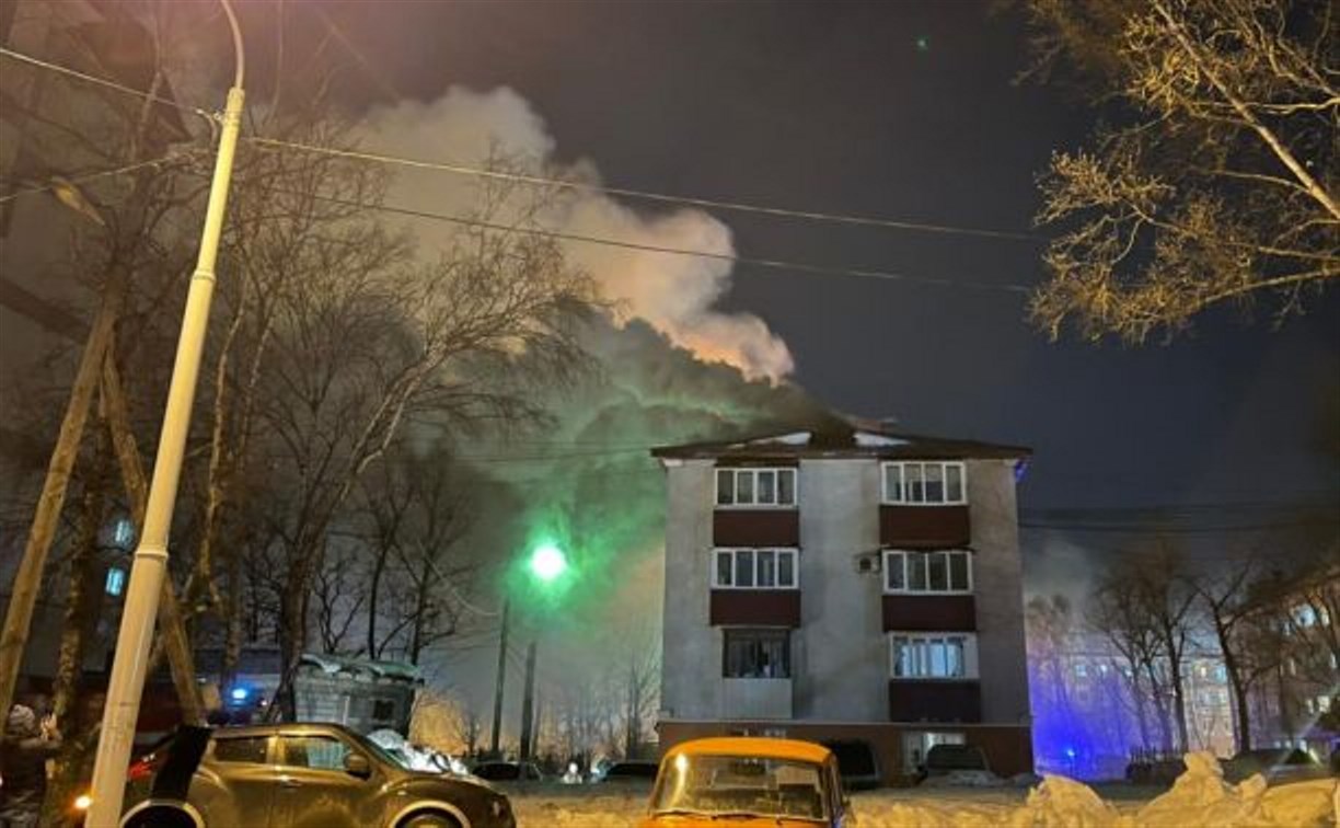 На Сахалинской в районе остановки "Малыш" горит крыша у многоэтажного дома