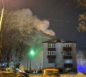 На Сахалинской в районе остановки "Малыш" горит крыша у многоэтажного дома