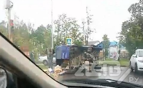 Очевидцы: два человека пострадали при столкновении УАЗика "Почты России" и универсала в Поронайске