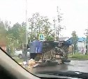 Очевидцы: два человека пострадали при столкновении УАЗика "Почты России" и универсала в Поронайске