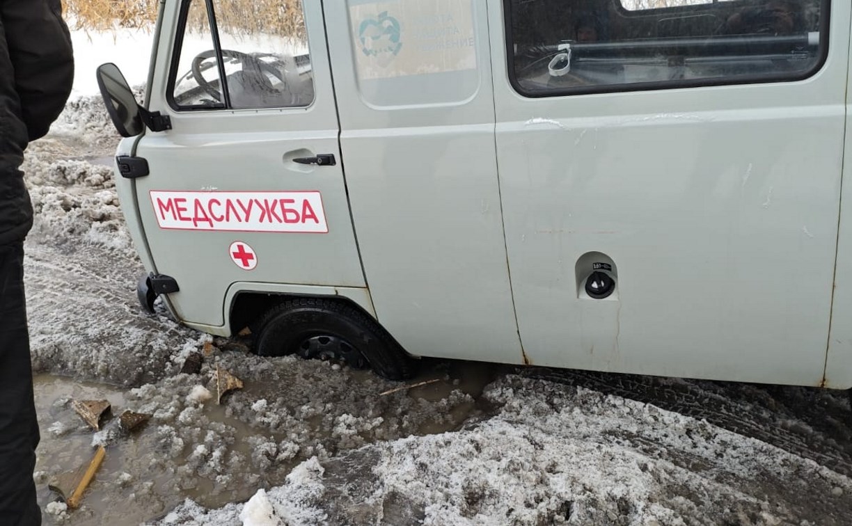 Машина скорой помощи увязла в яме на дороге Курильск – Буревестник