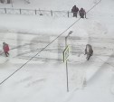 Странное в Южно-Сахалинске: мужчина с лопатой гонялся за женщиной и откапывал из сугроба чужое авто