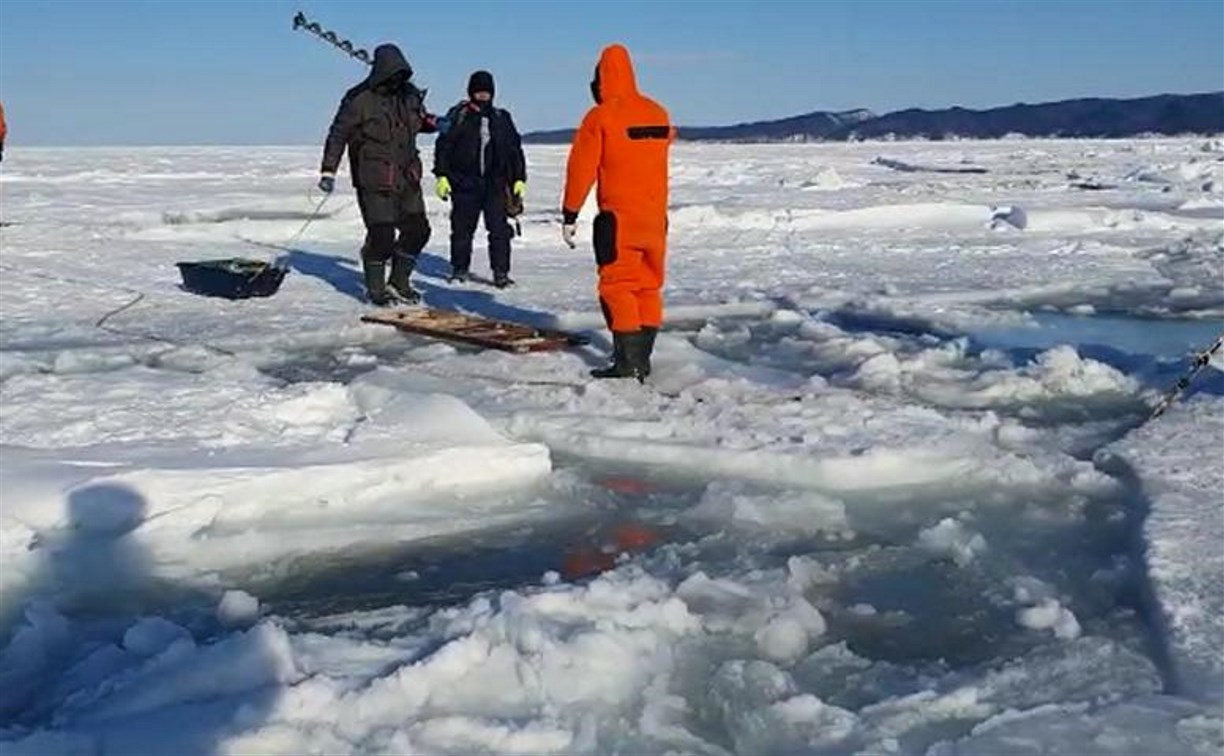 В заливе Мордвинова со льдин спасли больше 200 рыбаков