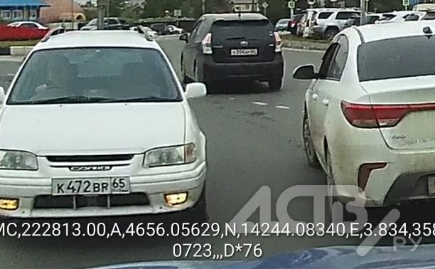 Дерзкий манёвр Toyota Carib на кольце вызвал недоумение у южносахалинцев