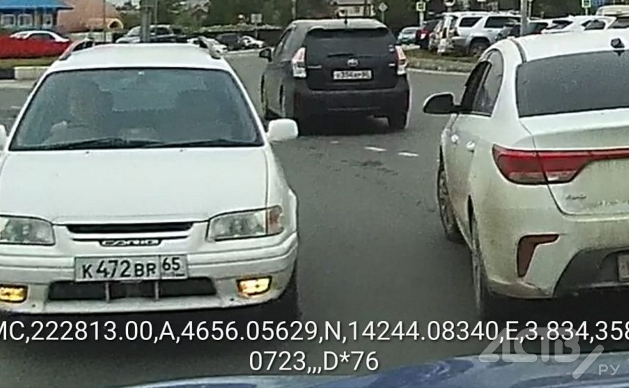 Дерзкий манёвр Toyota Carib на кольце вызвал недоумение у южносахалинцев