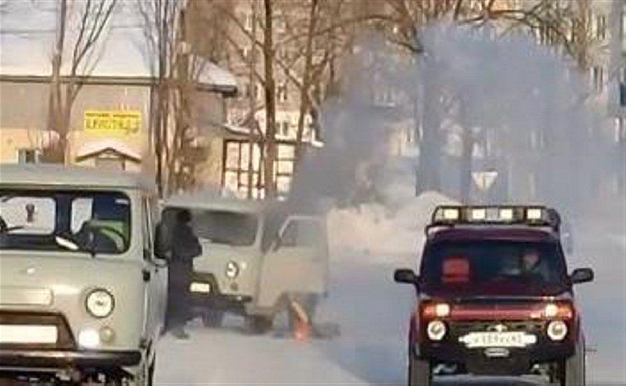 УАЗ загорелся на ходу в Александровске-Сахалинском