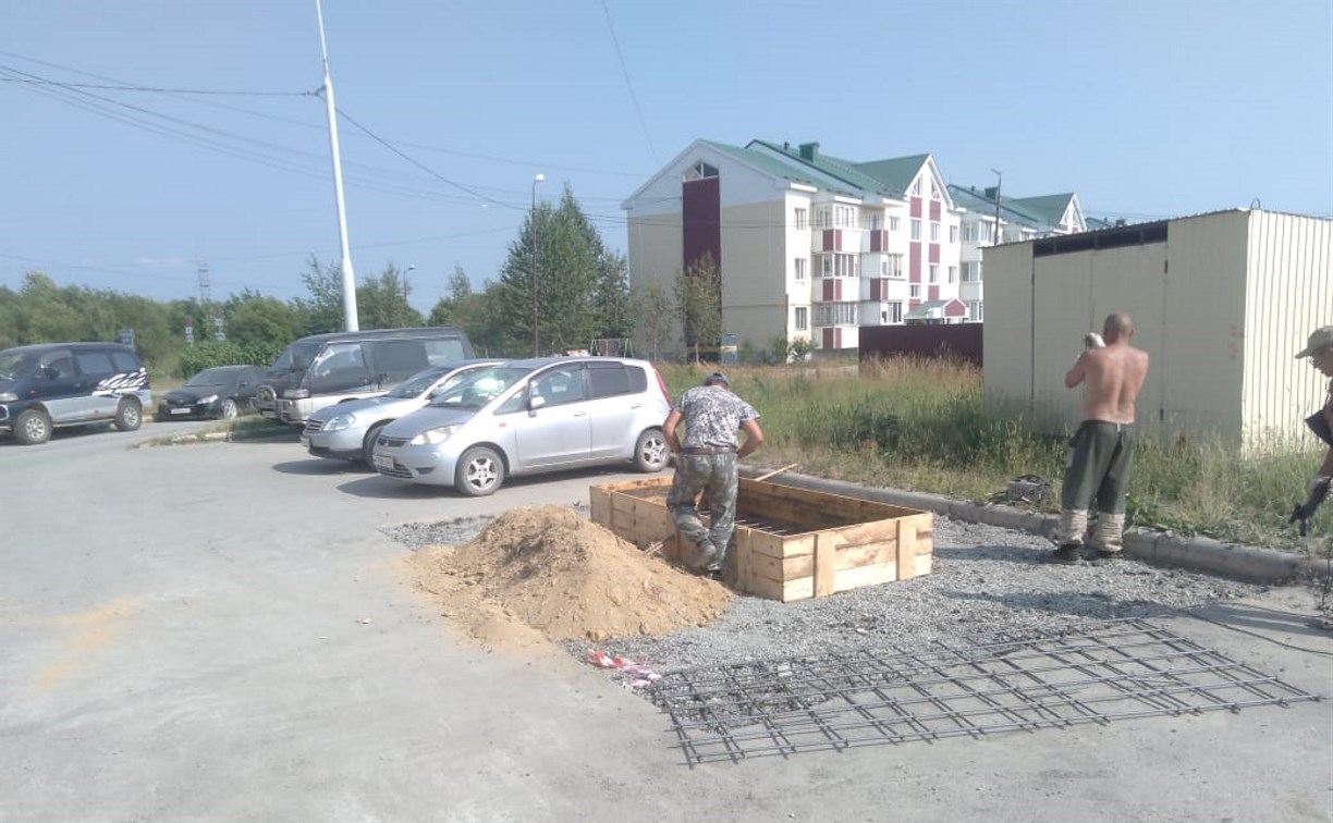 "Прекратите этот беспредел": в Троицком строители устанавливают газовый шкаф посреди парковки