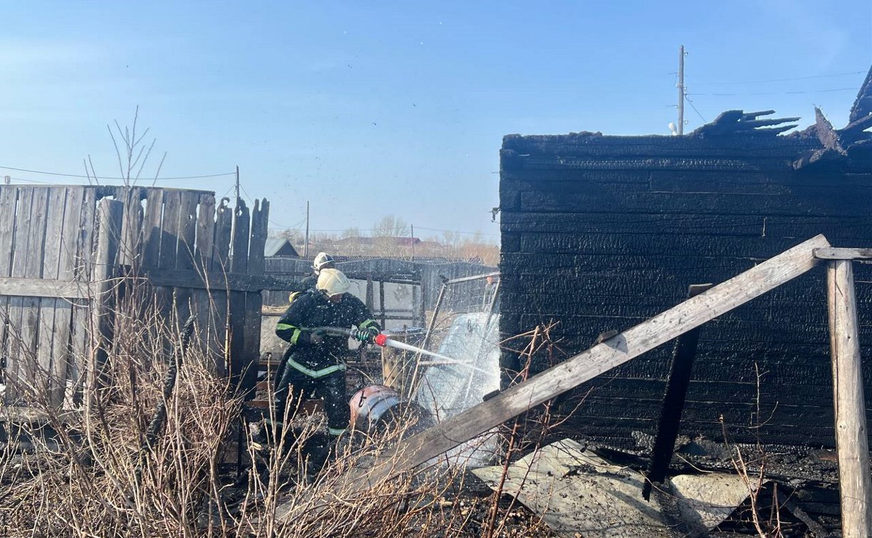 Крупный пожар в Тымовском районе тушили 14 человек 