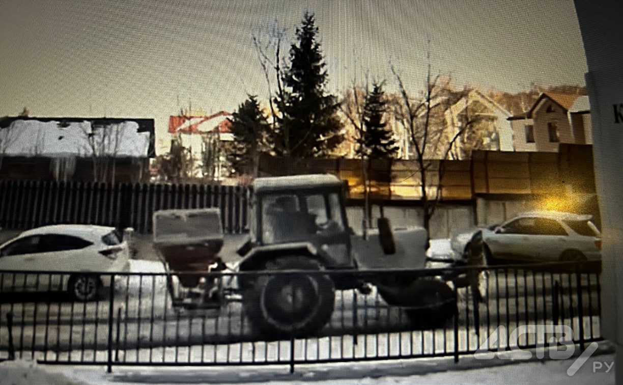 Разбил машину и скрылся: "неуклюжий" трактор в Южно-Сахалинске может быть причастен к ДТП