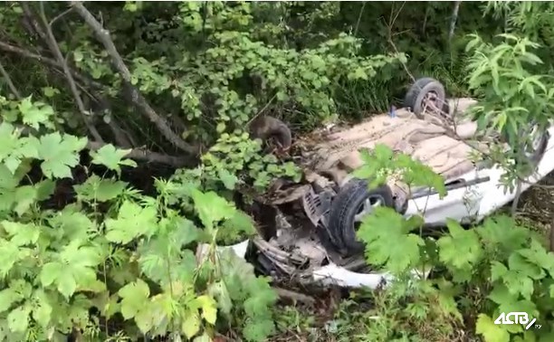 На Охотской трассе с дороги вылетел автомобиль