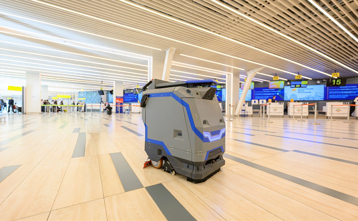 За чистоту в аэровокзале Южно-Сахалинска теперь отвечает робот Марк 2