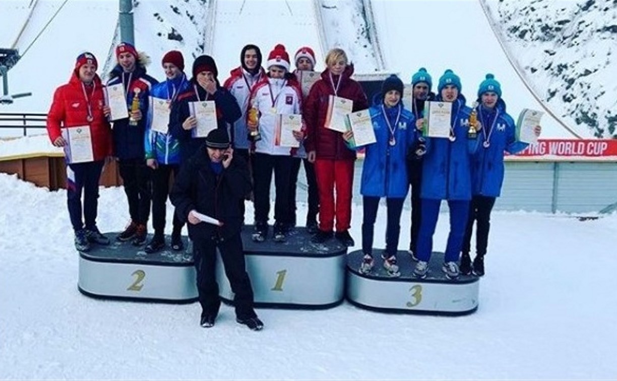 Сахалинские прыгуны на лыжах с трамплина завоевали бронзу на первенстве страны 