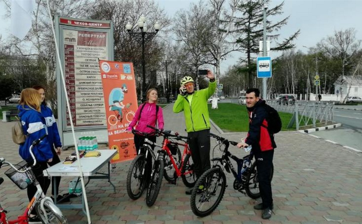 Южно-сахалинских велосипедистов угостили бананами и батончиками