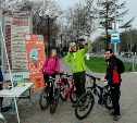 Южно-сахалинских велосипедистов угостили бананами и батончиками