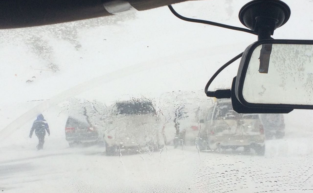 Автомобили попали в снежный плен в Долинском районе