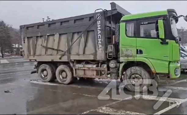 Южносахалинец пожаловался на зелёный самосвал, который "ночует" на парковке возле площади Славы