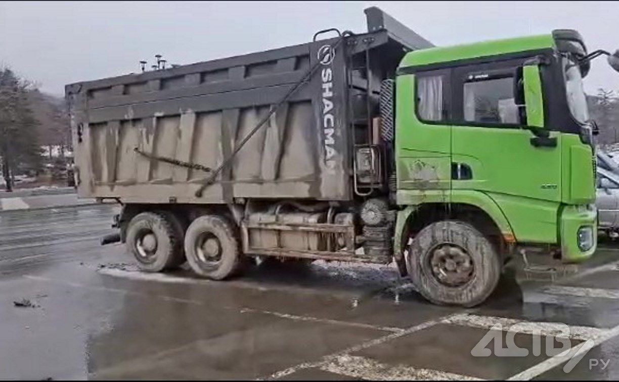 Южносахалинец пожаловался на зелёный самосвал, который "ночует" на парковке возле площади Славы