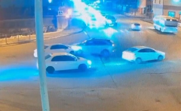 У "Спутника" в Южно-Сахалинске столкнулись седан и кроссовер
