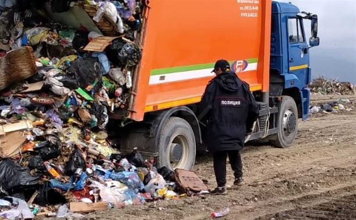 "Теперь они нарядные": бомжи нашли полицейскую форму на мусорке в Южно-Сахалинске