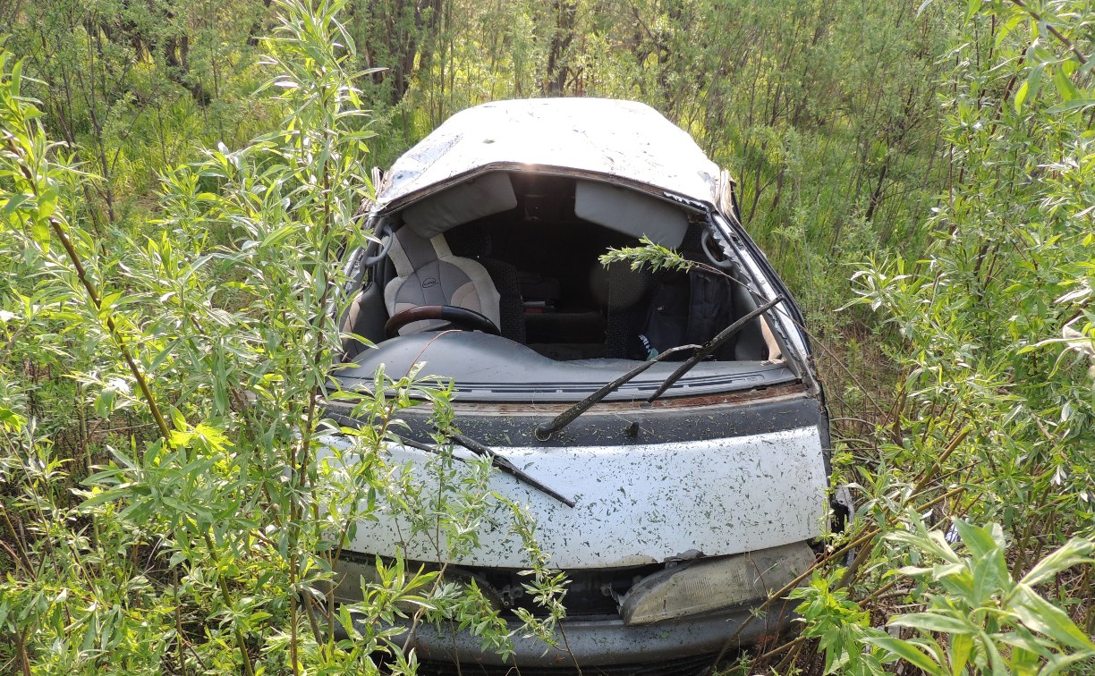 Водитель и пассажир микроавтобуса пострадали в аварии на Сахалине 